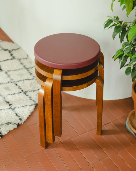 スツール 60 ウォルナット ステイン 座面 ワインレッド レザー – Artek