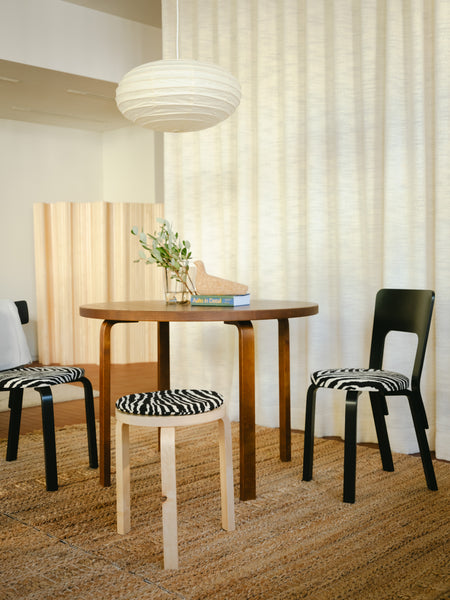 チェア 66 ゼブラ ファブリック ブラック ラッカー – Artek