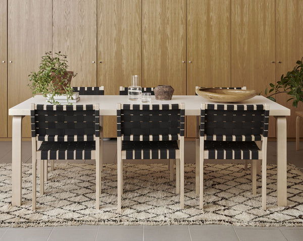 チェア 611 ブラック ラッカー ウェビング ブラック／ブラウン – Artek