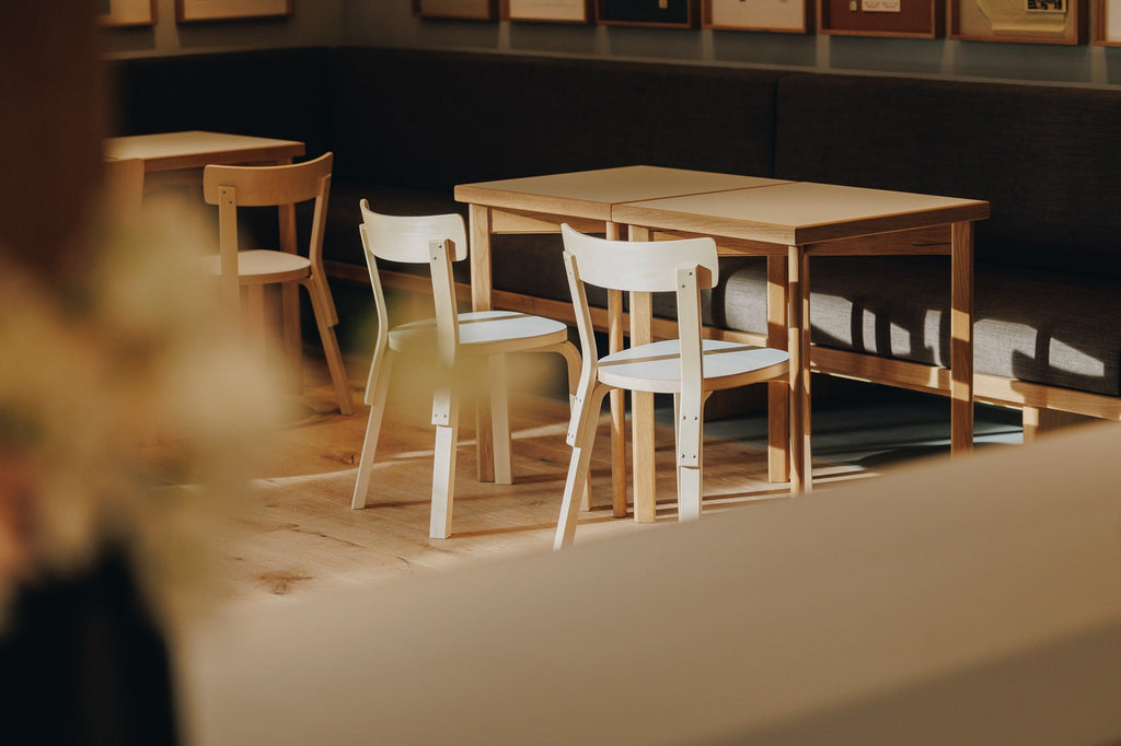 Universal Wooden Chairs / 普遍的な木製の椅子 – Artek Tokyo Store