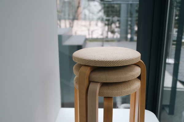 スツール 60 bast3 ハニー ステイン – Artek Tokyo Store