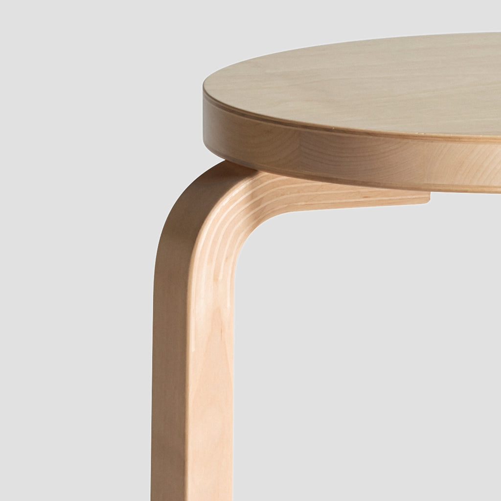 バーチの色合いも程よくAalto artek stool60